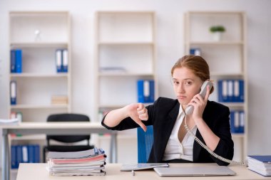 İş yerinde oturan kadın çalışan.