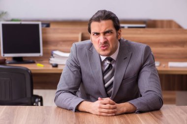 İş yerinde çalışan genç bir erkek.