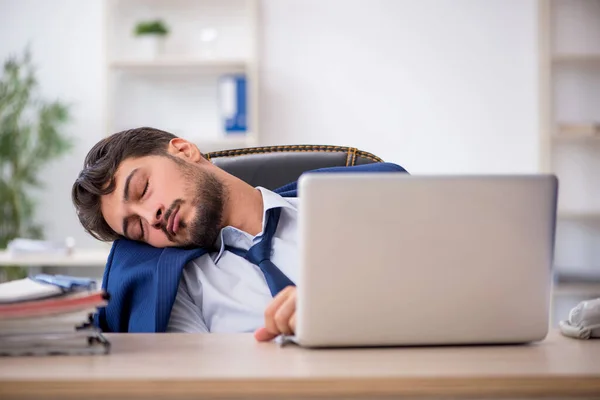 Giovane Impiegato Uomo Affari Estremamente Stanco Sul Posto Lavoro — Foto Stock