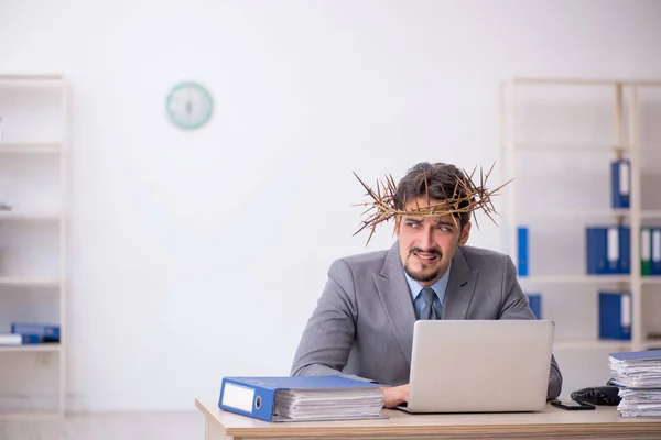 Junger Geschäftsmann Trägt Stacheligen Kranz Auf Dem Kopf — Stockfoto