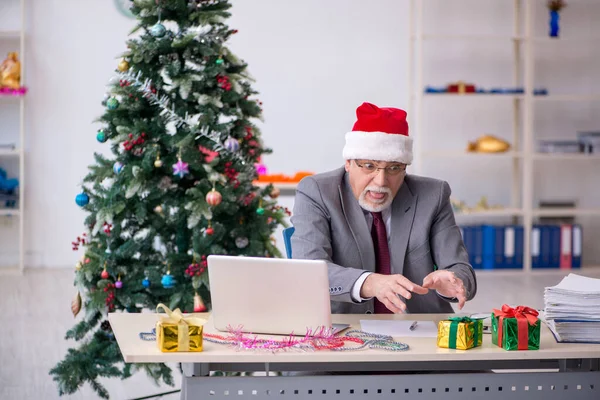 Viejo Hombre Negocios Celebrando Navidad Oficina —  Fotos de Stock