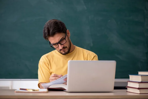 Jovem Estudante Conceito Telestudando — Fotografia de Stock