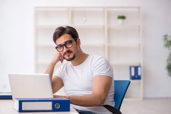 Junge Freiberuflerin Sitzt Büro — Stockfoto