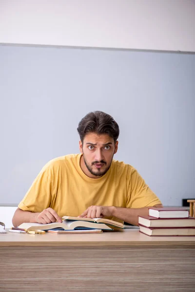 Jeune Étudiant Préparant Aux Examens Classe — Photo