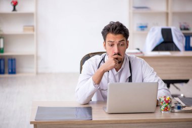 Klinikte çalışan genç bir doktor.