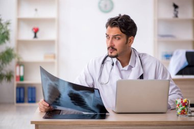 Klinikte çalışan genç bir radyolog.