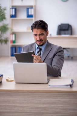 İş yerinde çalışan genç bir işadamı