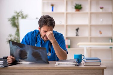 Klinikte çalışan genç bir radyolog.