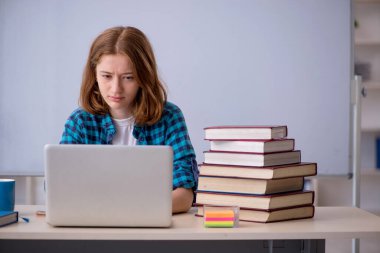 Sınavlara hazırlanan genç bir kız öğrenci.