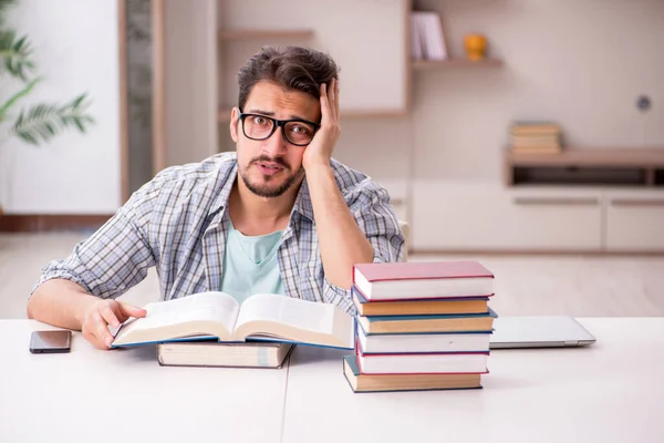 Jovem Estudante Preparando Para Exames Casa — Fotografia de Stock