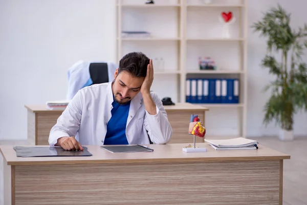 Giovane Medico Che Lavora Clinica — Foto Stock