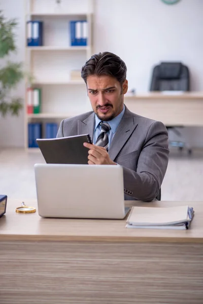 Empleado Joven Empresario Que Trabaja Lugar Trabajo —  Fotos de Stock