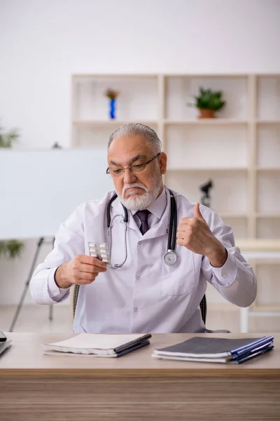 Gammal Läkare Föreslår Piller Kliniken — Stockfoto