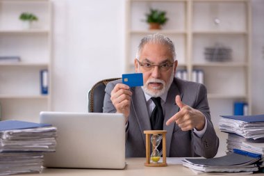 Zaman yönetimi konseptinde eski bir işadamı
