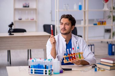 Laboratuvarda çalışan genç bir kimyager.