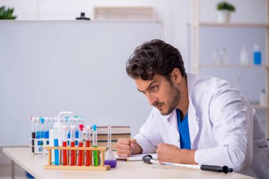 Laboratuvarda çalışan genç bir kimyager.