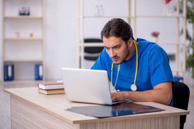 Teletıp konseptinde genç doktor