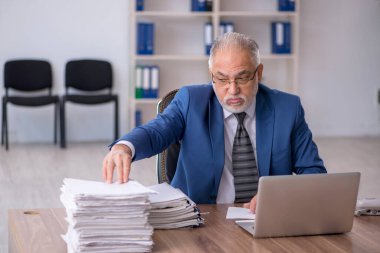 Eski bir işadamı ve ofiste çok fazla iş var.