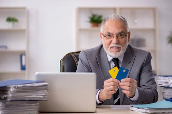 Old Businessman Employee Holding Credit Card Office — Stock Photo, Image
