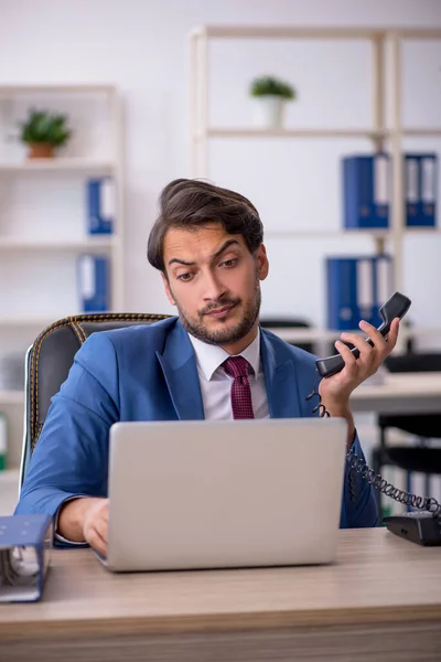 Jovem Empresário Empregado Muito Trabalho Escritório — Fotografia de Stock