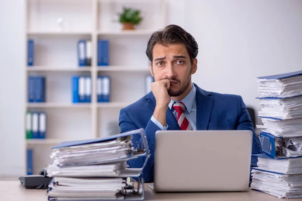 Ung Affärsman Anställd Och För Mycket Arbete Kontoret — Stockfoto