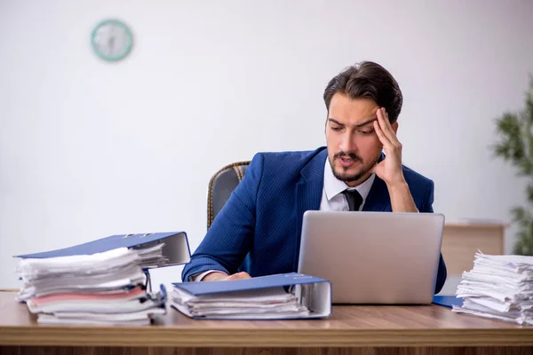 Empleado Joven Negocios Demasiado Trabajo Oficina — Foto de Stock