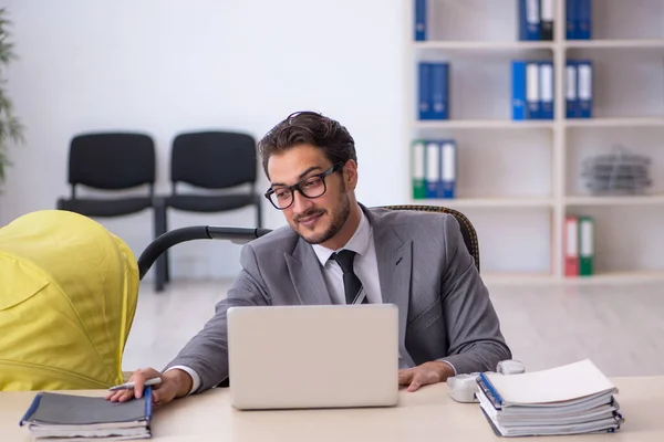 Empleado Joven Empresario Que Cuida Recién Nacidos Lugar Trabajo — Foto de Stock