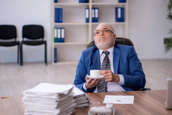 Viejo Empleado Negocios Bebiendo Café Durante Descanso —  Fotos de Stock