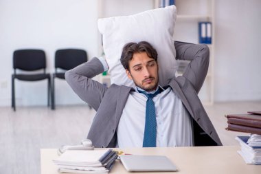 Genç işadamı aşırı uyku konsepti