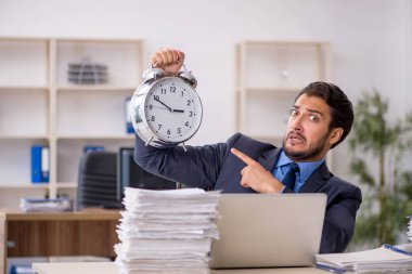 Zaman yönetimi konseptinde genç işadamı