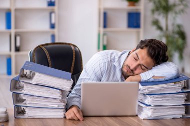 Genç işadamı ofisteki aşırı işten memnun değil.