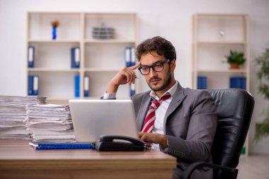Genç işadamı ofisteki aşırı işten memnun değil.