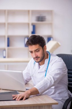 Klinikte çalışan genç bir radyolog.