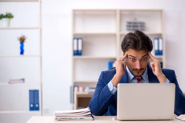 Jonge Zakenman Werkzaam Het Kantoor — Stockfoto