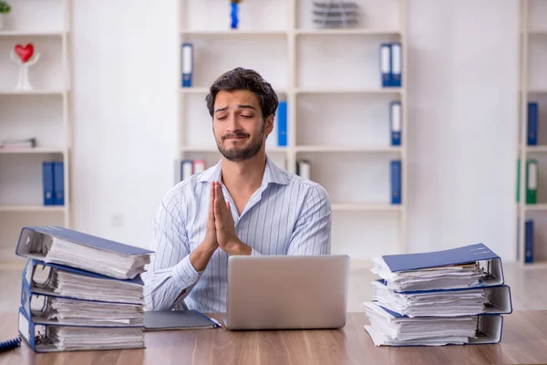 Jovem Empresário Empregado Infeliz Com Excesso Trabalho Escritório — Fotografia de Stock