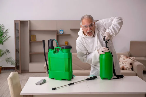 Old Contractor Doing Pest Control Home — Stock Photo, Image