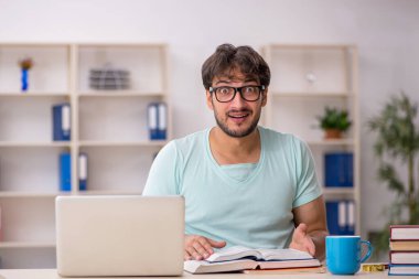 Sınıfta sınava hazırlanan genç bir öğrenci.