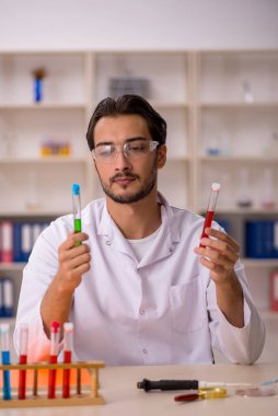 Laboratuvarda çalışan genç bir kimyager.