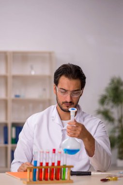 Laboratuvarda çalışan genç bir kimyager.