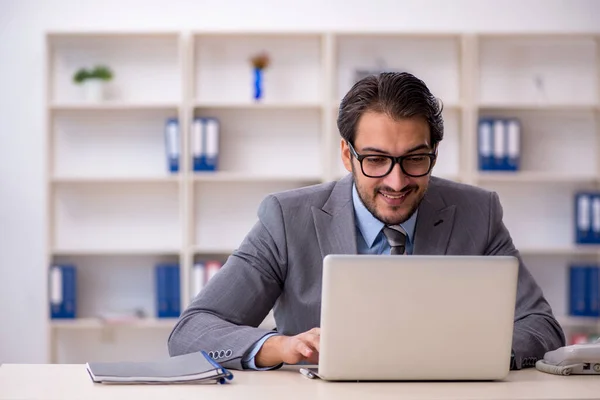 Junge Kaufmännische Angestellte Büro — Stockfoto