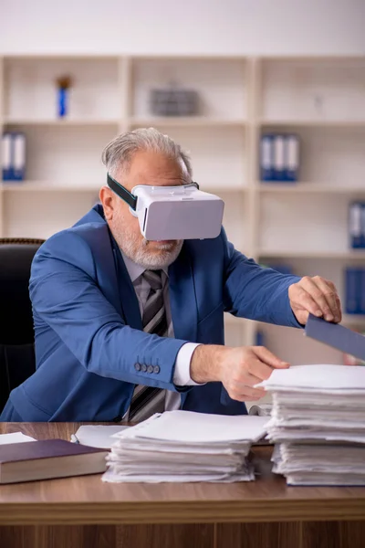 Aged Businessman Employee Wearing Virtual Glasses Office — Stock Photo, Image