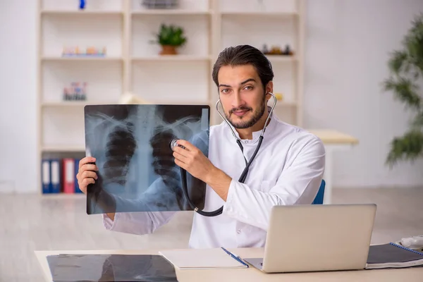 Jovem Médico Radiologista Que Trabalha Clínica — Fotografia de Stock