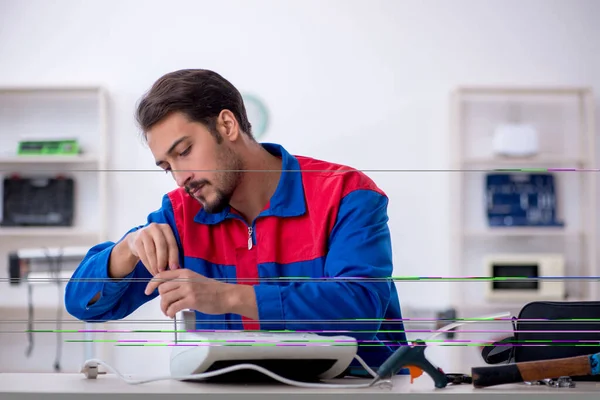 Jovem Reparador Reparando Aquecedor Oficina — Fotografia de Stock