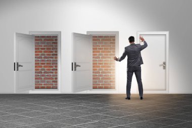 Tuğla kapılı çıkışa bakan bir iş adamı