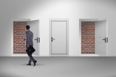 Tuğla kapılı çıkışa bakan bir iş adamı