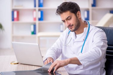 Klinikte çalışan genç bir radyolog.