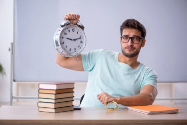 Sınıftaki genç öğrenci zaman yönetimi konsepti