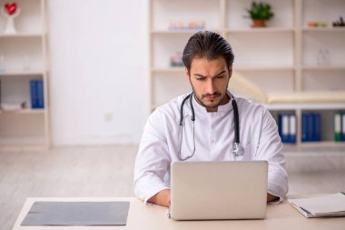 Teletıp konseptinde genç doktor