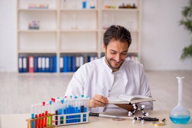 Laboratuvarda çalışan genç bir kimyager.