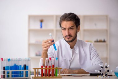 Laboratuvarda çalışan genç bir kimyager.